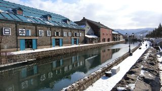 古き栄華を偲ばせる歴史ある小樽運河です。