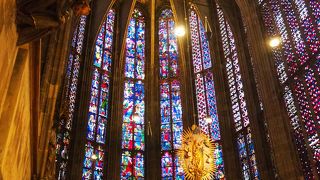 礼拝堂のステンドグラスが美しい世界遺産第一号
