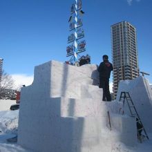 中央にマイバウムが聳える周囲で沢山の雪像制作風景が楽しめます