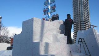 雪まつり初日に楽しめる国際雪像コンクールの制作風景