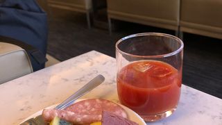 開放感のあるラウンジ