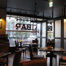 眺めも良い広い店内