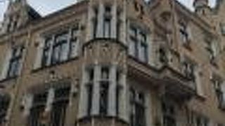 短い通りには大小のギルド会館があり突き当たりにチョコレート店があった