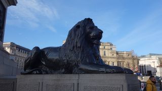 冷静に考えると，ごったになんでもある，雑然とした広場です。