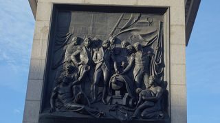 四面にネルソンの勝利の戦いが描かれています。