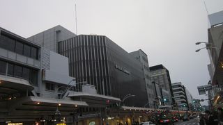 ファッションのショップがメイン