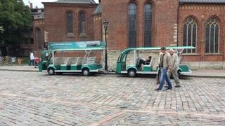 ドーマ広場に観光用の可愛い車が停まっていました