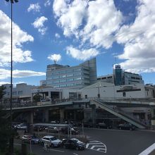駅近くの目立つビル