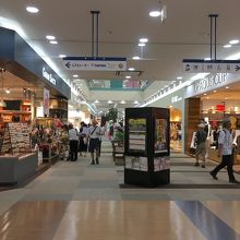 お盆の時期の店内