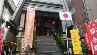 新橋駅からすぐのところにある烏森神社