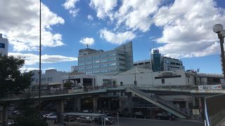 駅近くの目立つビル