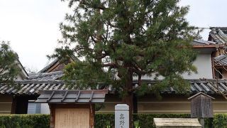 信徒の人がお参りする姿が見られます