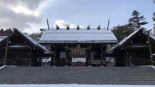 立派な社です。