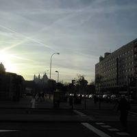 道路を挟んだ左が駅、右がホテル