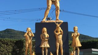 金ぴかで目立ちます