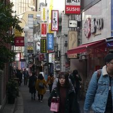 道玄坂小路の狭い小路の両側には、多様な飲食店が多いです。