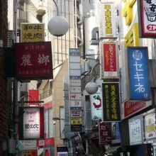 道玄坂小路の狭い小路の両側には、飲食店が軒を連ねています。