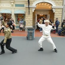 カストーディアルキャストとゲストコントロールキャストが突然踊りだす By レッドウイング アトモスフィア エンターテイメント 東京ディズニーランド のクチコミ フォートラベル カストーディアルキャストとゲストコントロールキャストが突然踊りだす By レッドウイング アトモスフィア エンターテイメント 東京ディズニーランド のクチコミ フォートラベル