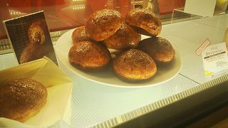 店内で炊き上げている「横濱生キャラメル」。