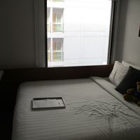 ベットと壁面テーブルだけで部屋は一杯