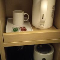 机下にあるポット、粉のお茶とほうじ茶。下にはゴミ箱です。