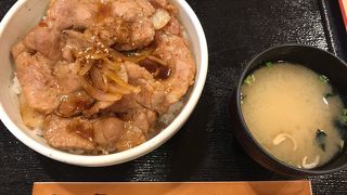 空港で豚丼