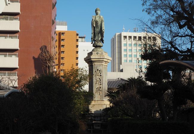 大きく立派な仏像がある