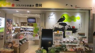 新鮮な野菜、醤油、味噌が店頭に並んでます