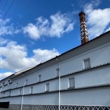 煙突と長く伸びる白壁