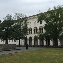 校舎前の大きな噴水。この日は水が出ていませんでした