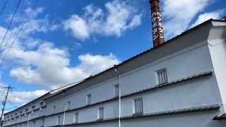 通り沿いの白壁が歴史を感じさせてくれる。