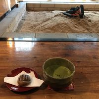 囲炉裏の前でチェックイン