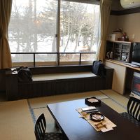 部屋の目の前には小川が流れています