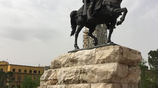 英雄スカンデルベグの騎馬像
