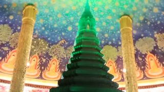 他の寺院とは一線を画す美しい天井画の世界観