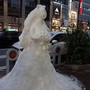 神田小川町雪だるまフェア　靖国通りに並ぶ