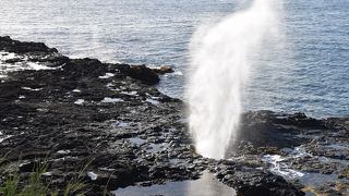 間欠泉のような感じで海水が噴き出します