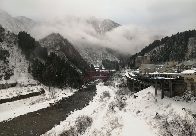 温泉街から見える峡谷のランドマークです