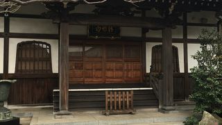 どっしり構えた本堂