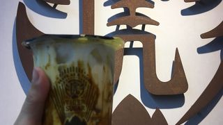 ちっちゃい粒のタピオカ黒糖ミルクを飲みました。