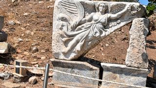 このレリーフから現在のＮＩＫＥの意匠が生まれたというのはチョット無理なのでは？