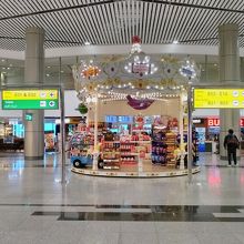 空港内のお菓子のショップ