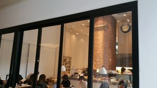 天井の高い開放的なカフェ