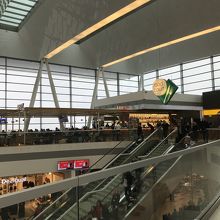 二階はレストラン、カフェ街