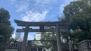 都会の中に鎮座する社