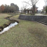 真ん中に川が流れる公園