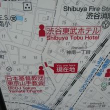 渋谷公園通りは、渋谷区役所の東を、南北方向に走っています。