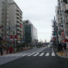 渋谷公園通りは、道幅が比較的広く、ゆったりした感じがします。