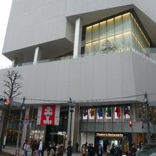 渋谷公園通りに面している大型商業ビルです。東向きのビルです。