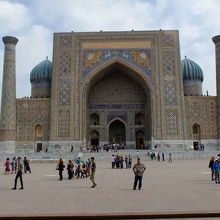 シェルドル・メドレセを正面から見た様子。